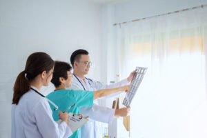 Công tác phổ biến văn bản pháp luật giúp cán bộ, viên chức bệnh viện nâng cao ý thức tuân thủ pháp luật và cải thiện chất lượng phục vụ người bệnh.